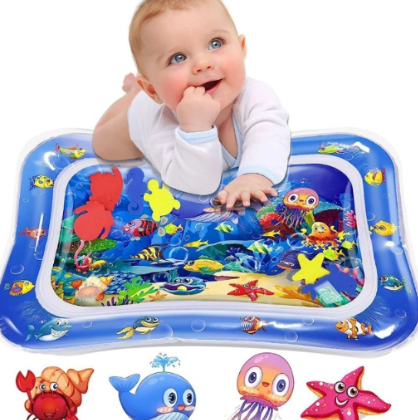 Bebé jugando boca abajo sobre el tapete sensorial de agua