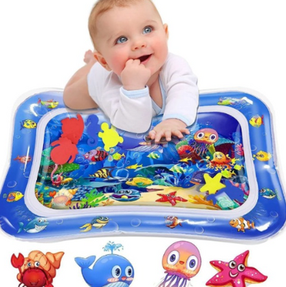 Bebé jugando boca abajo sobre el tapete sensorial de agua