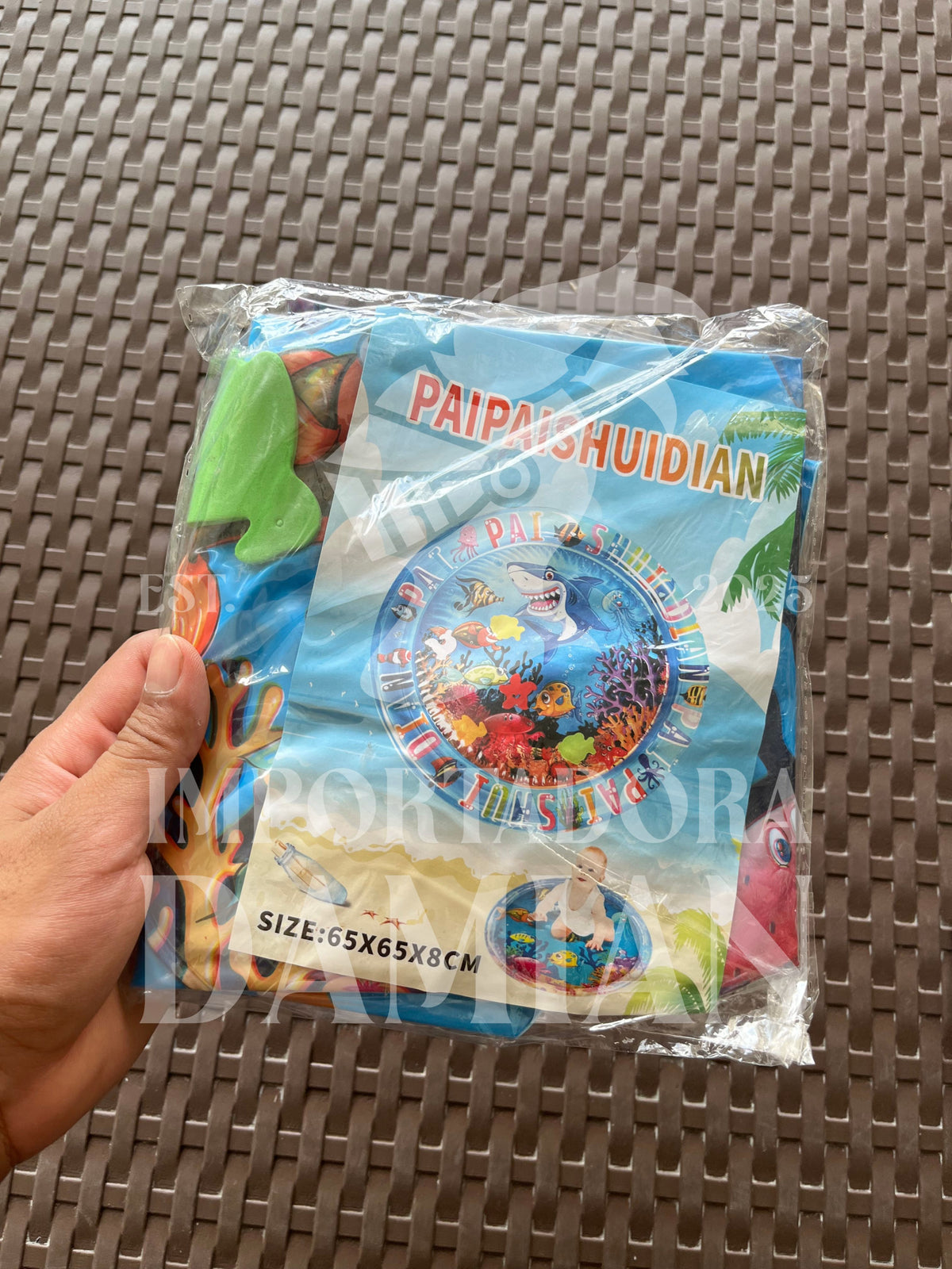 Bebé disfrutando del tapete sensorial de agua
